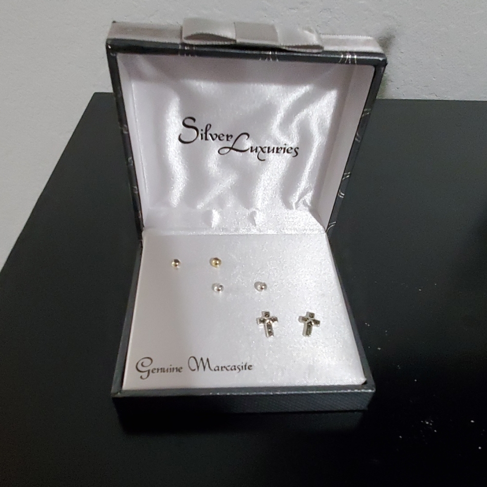 🌼🌼NWOT Silver plated earrings set